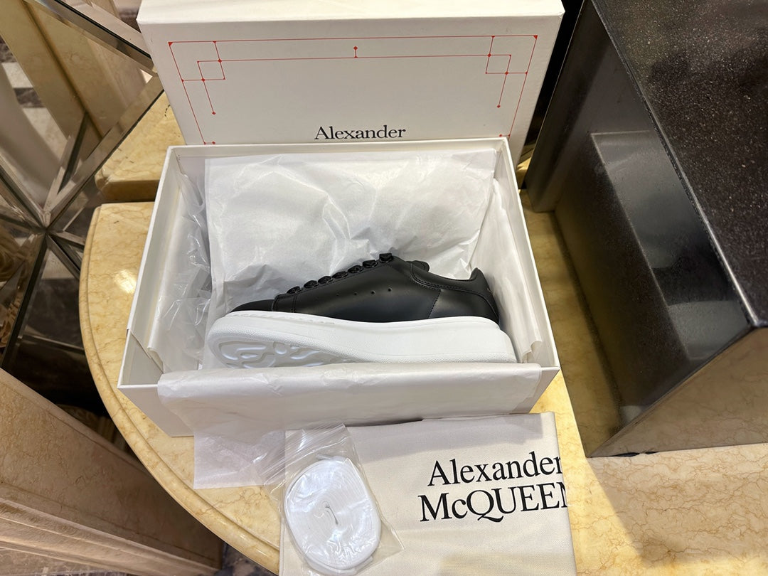 Alexander McQueen Men & Wome Flat shoes