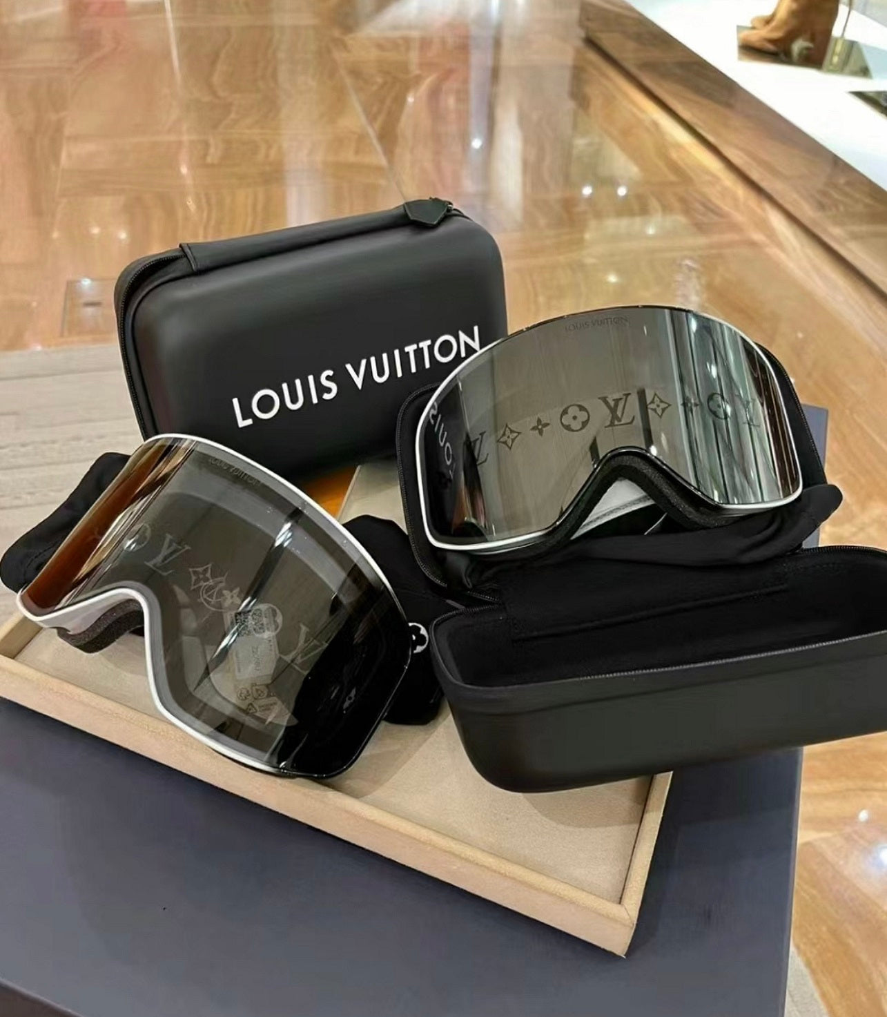 LV Ski goggles
