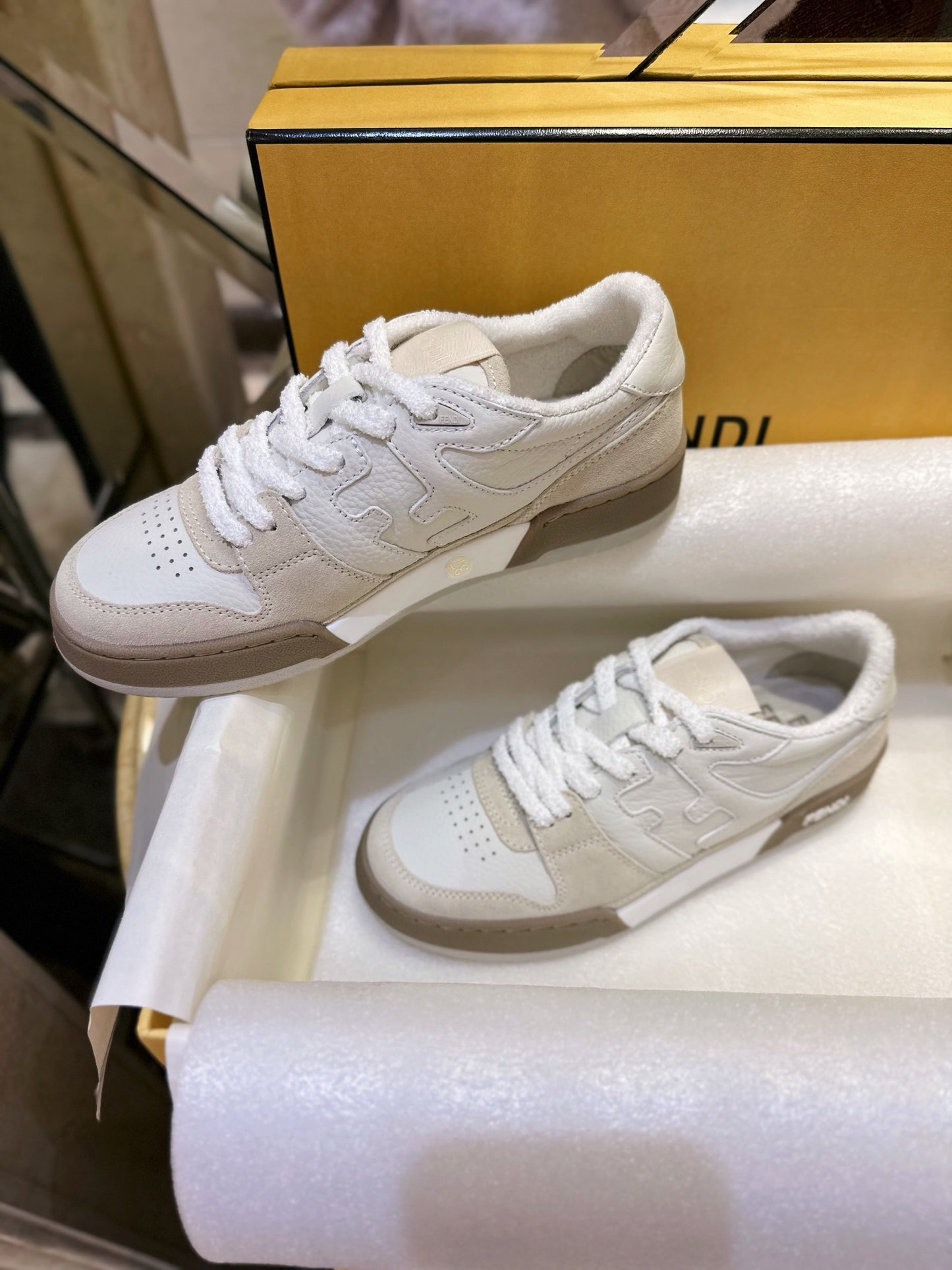 FENDI Men & Wome Sneakers