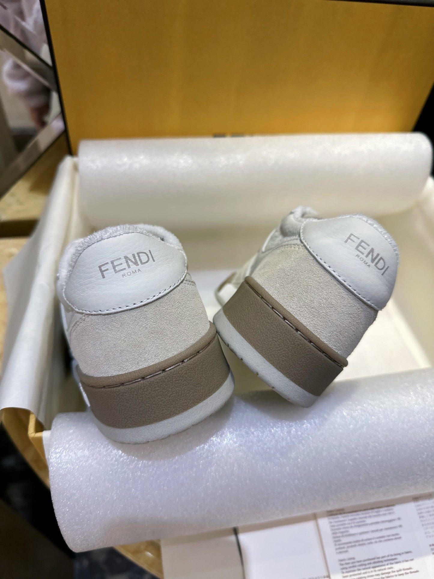 FENDI Men & Wome Sneakers