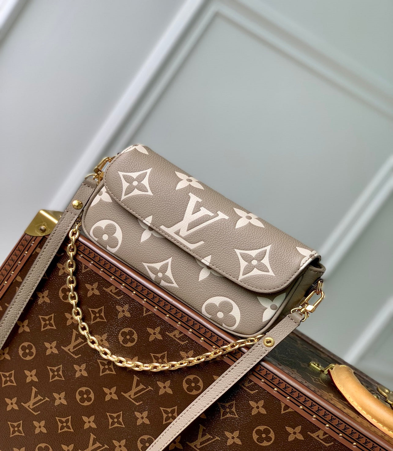 LV Wallet on Chain Ivy Bag