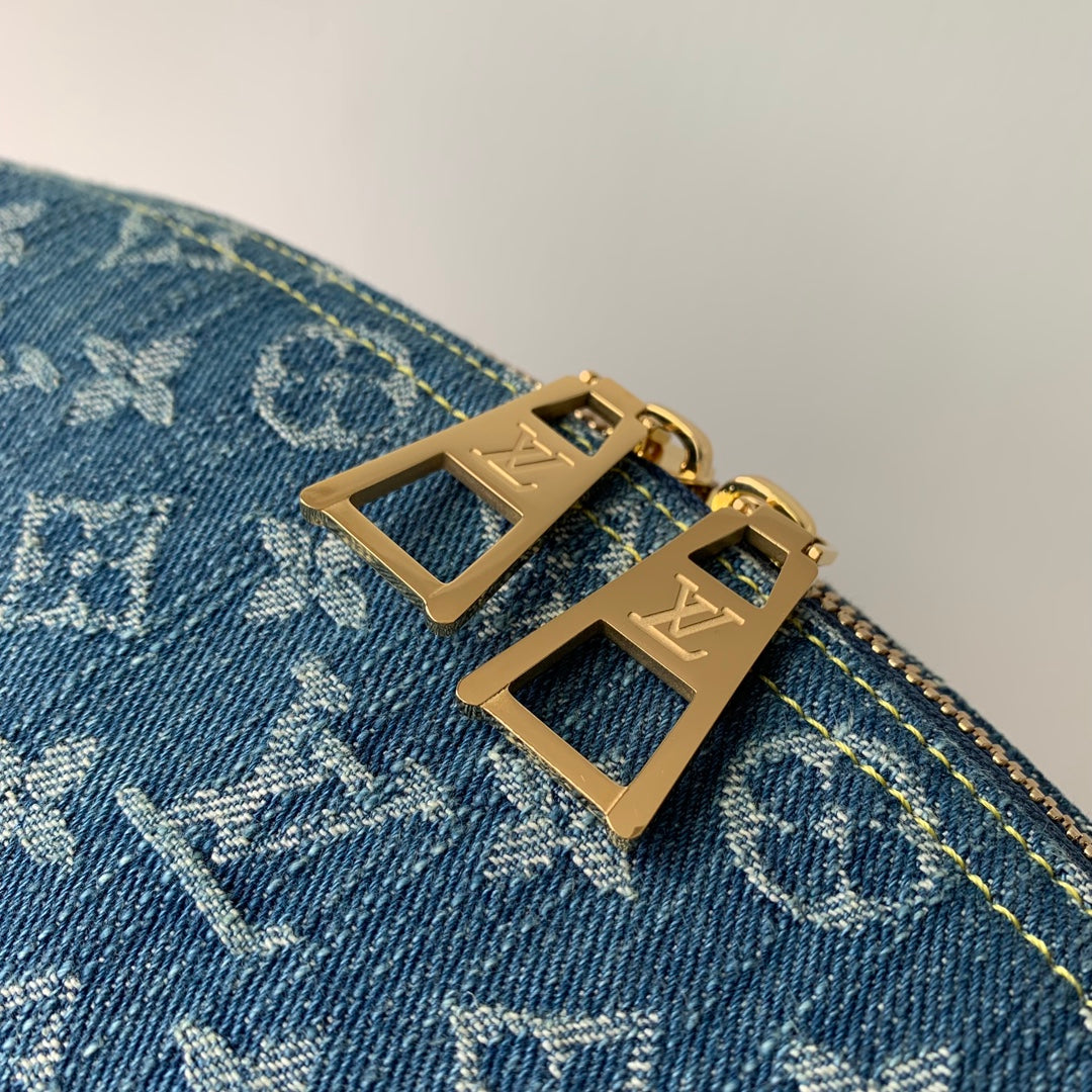 LV Pochette Cosmétique