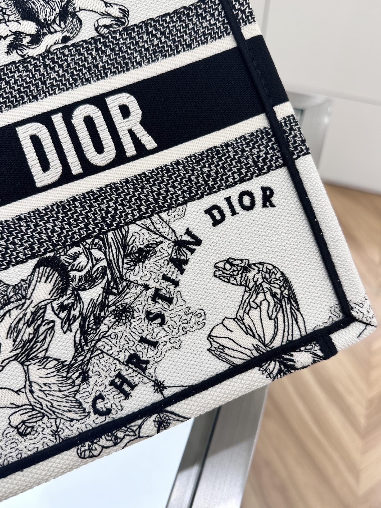 DIOR 𝐁𝐨𝐨𝐤 𝐓𝐨𝐭𝐞 𝟑𝟔