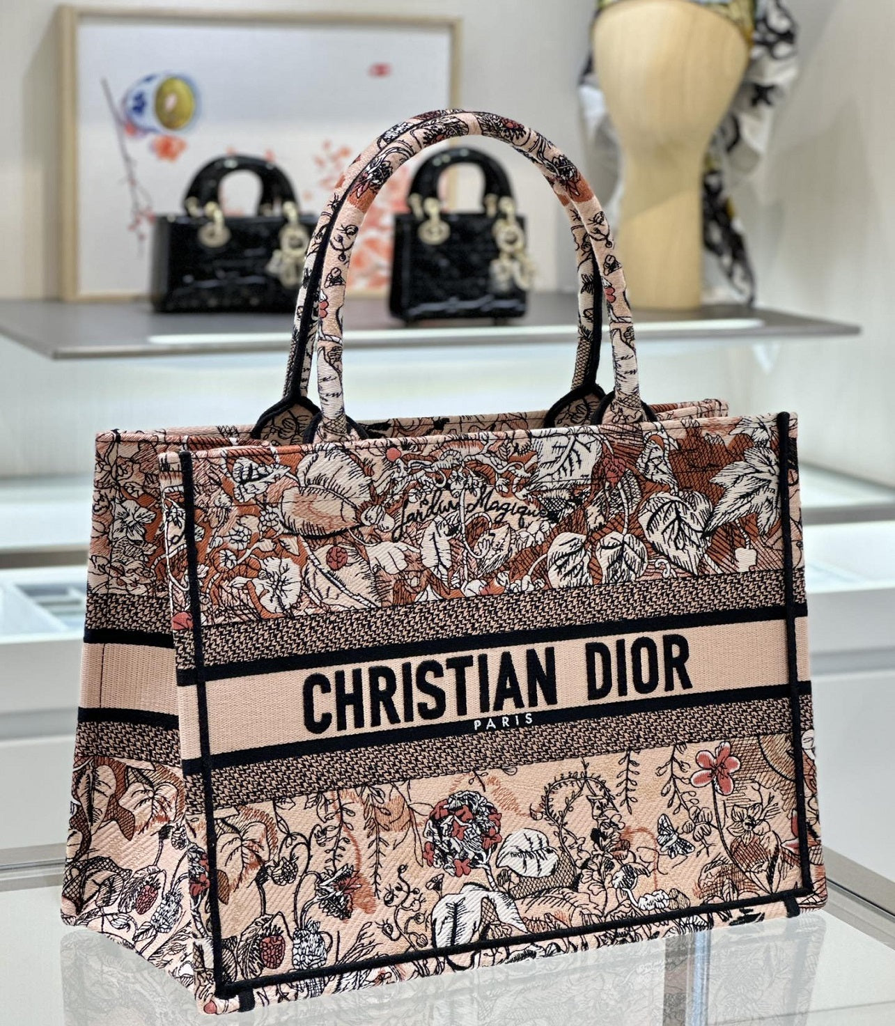 DIOR 𝐁𝐨𝐨𝐤 𝐓𝐨𝐭𝐞 𝟑𝟔