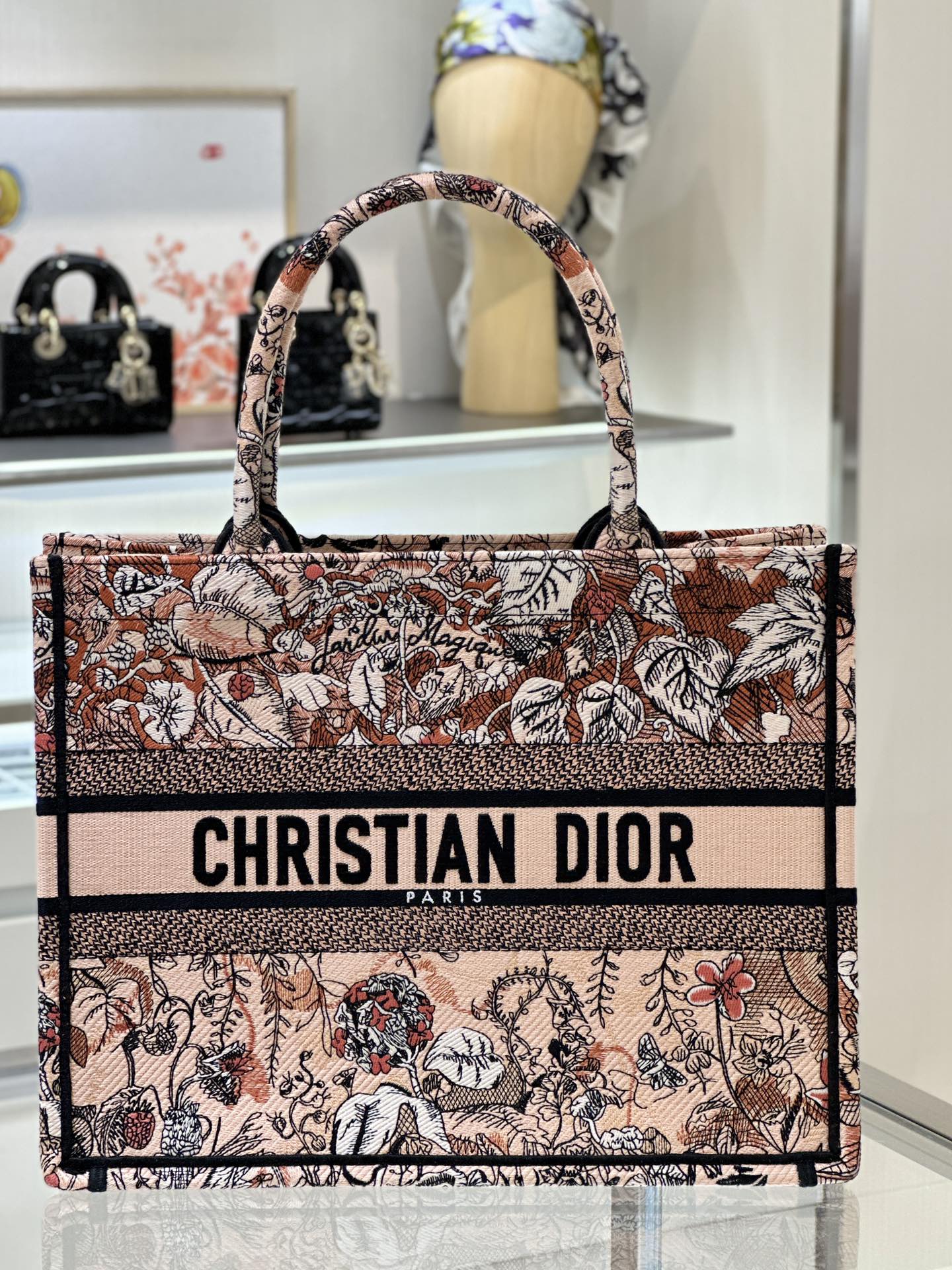 DIOR 𝐁𝐨𝐨𝐤 𝐓𝐨𝐭𝐞 𝟑𝟔