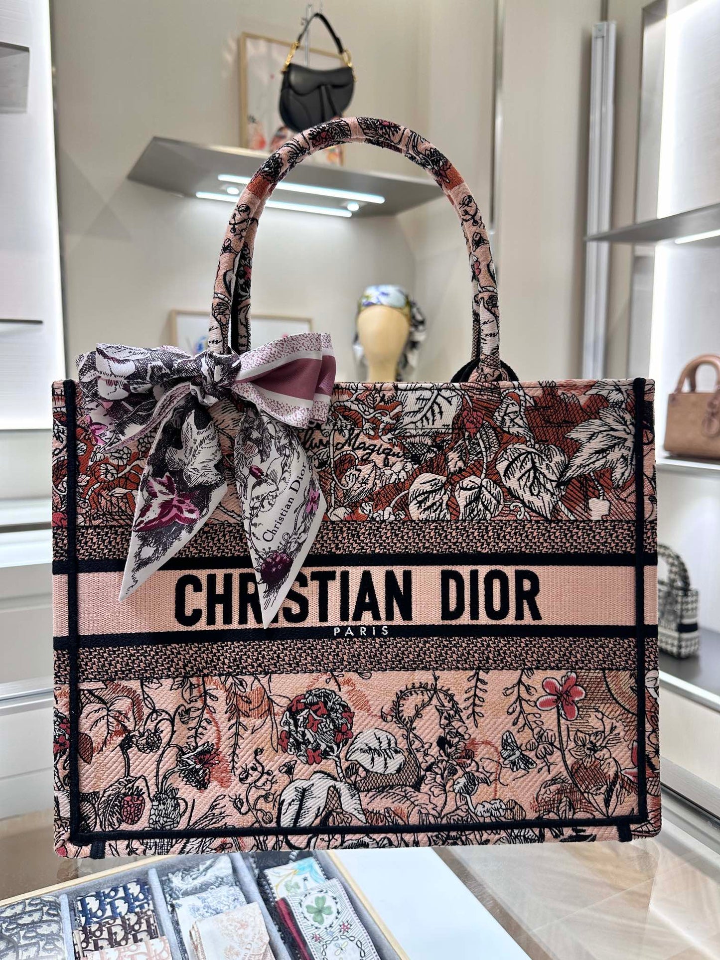 DIOR 𝐁𝐨𝐨𝐤 𝐓𝐨𝐭𝐞 𝟑𝟔